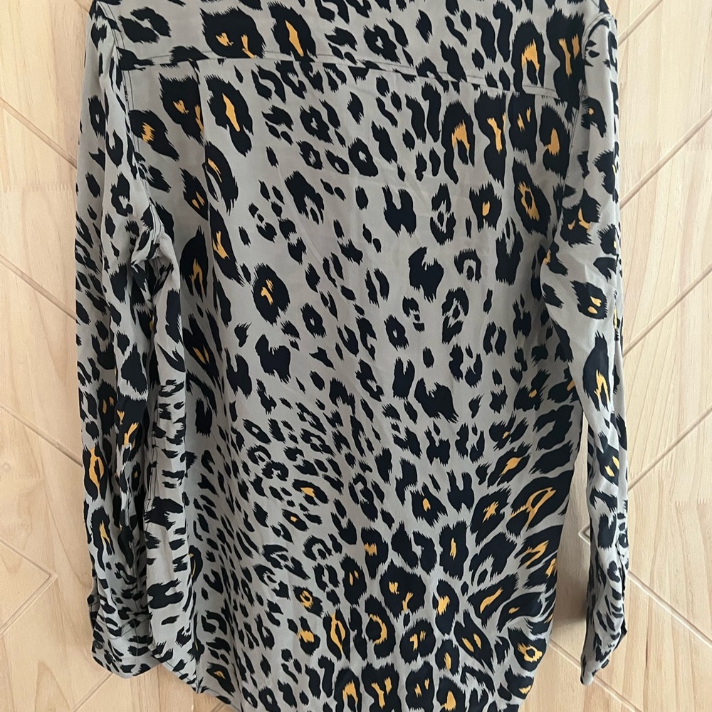 Equipment Femme Animal Print 100% Silk Button Up Blouse Womens Size XS Classic - Picture 3 of 5